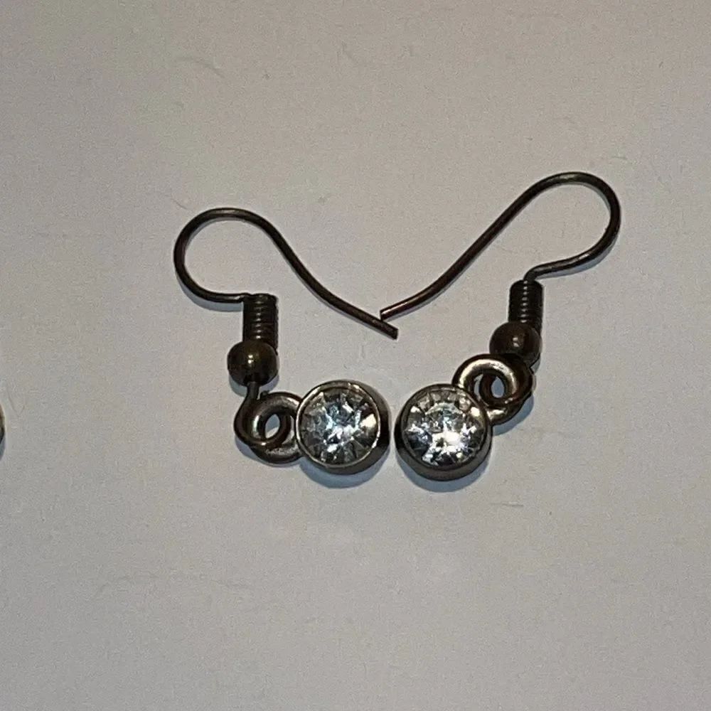 Two sets of earrings - Picture 4 of 5